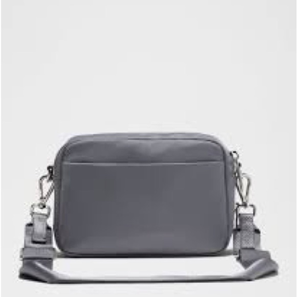 lululemon athletica everywhere Crossbody Bag 2L Oil Grey/Silver - Picture 4 of 7